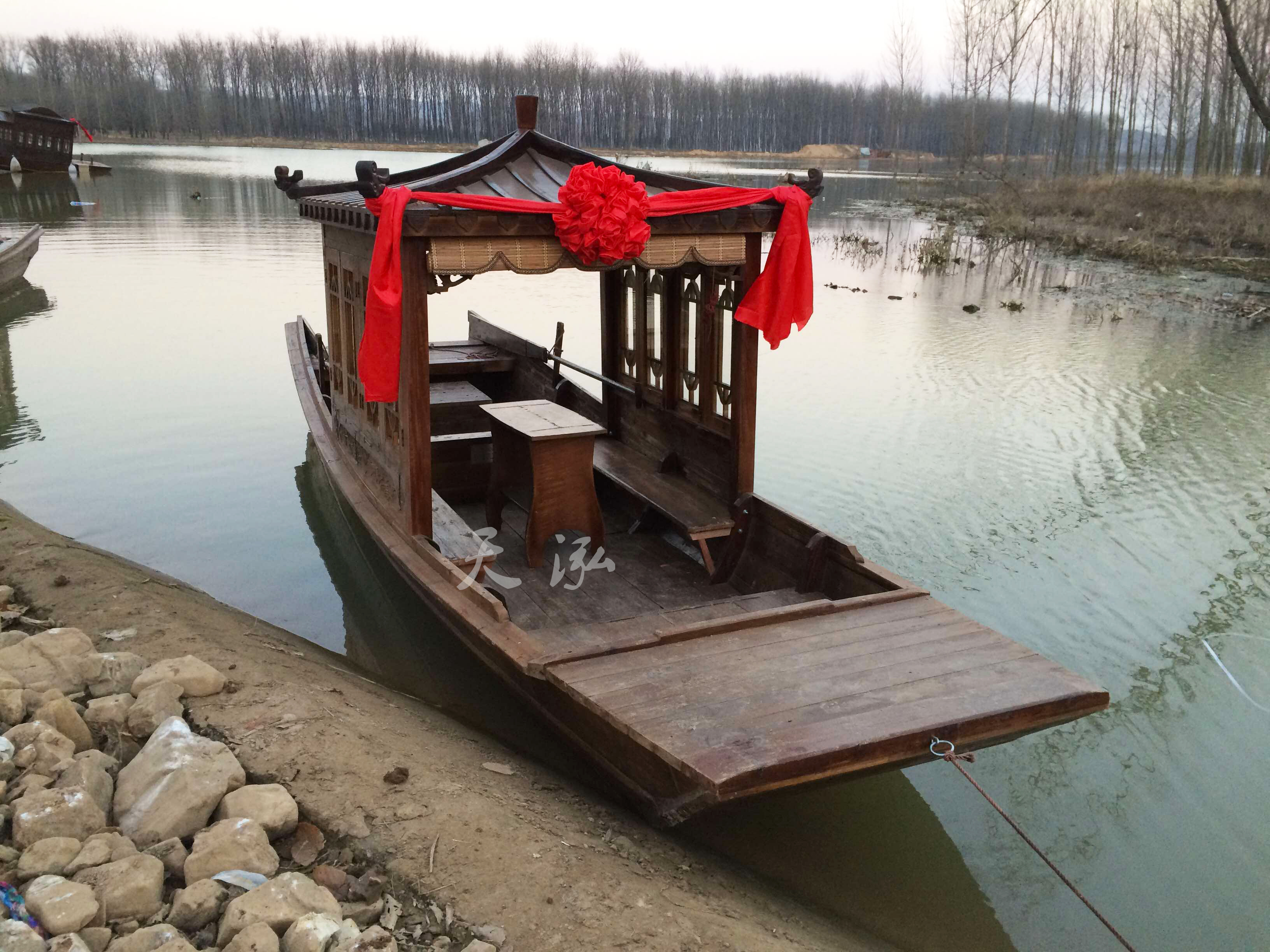 小巧玲瓏單亭船 江湖盡在一舟前 小巧玲瓏單亭船 江湖盡在一舟前